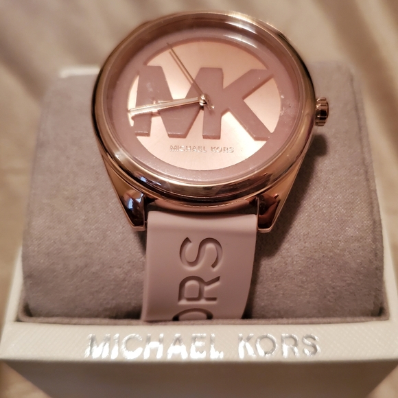 Michael Kors Accessories - ♥️♥️Sold♥️♥️Michael Kors Janelle Rose Gold
